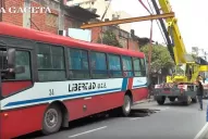 Video: así sacaron el colectivo que cayó a un cráter en calle Córdoba