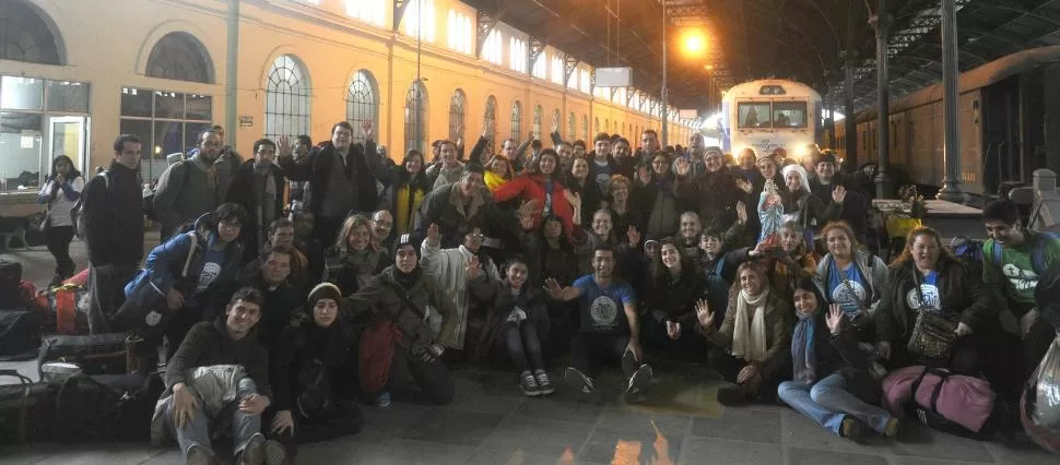 EN EL ANDÉN. Después de más de 24 horas de viaje y dos paradas en el camino, los viajeros llegaron a Tucumán al mediodía cansados, pero felices.  LA GACETA / FOTOS DE ANTONIO FERRONI
