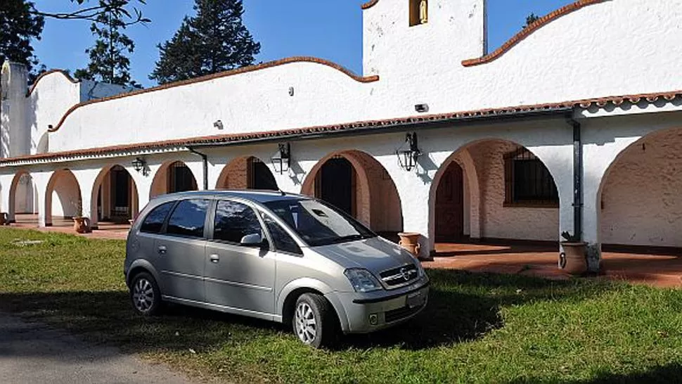 EL VEHÍCULO. El Chevrolet Meriva de José López, estacionado en el convento de General Rodríguez. FOTO TOMADA DE AMBITO.COM