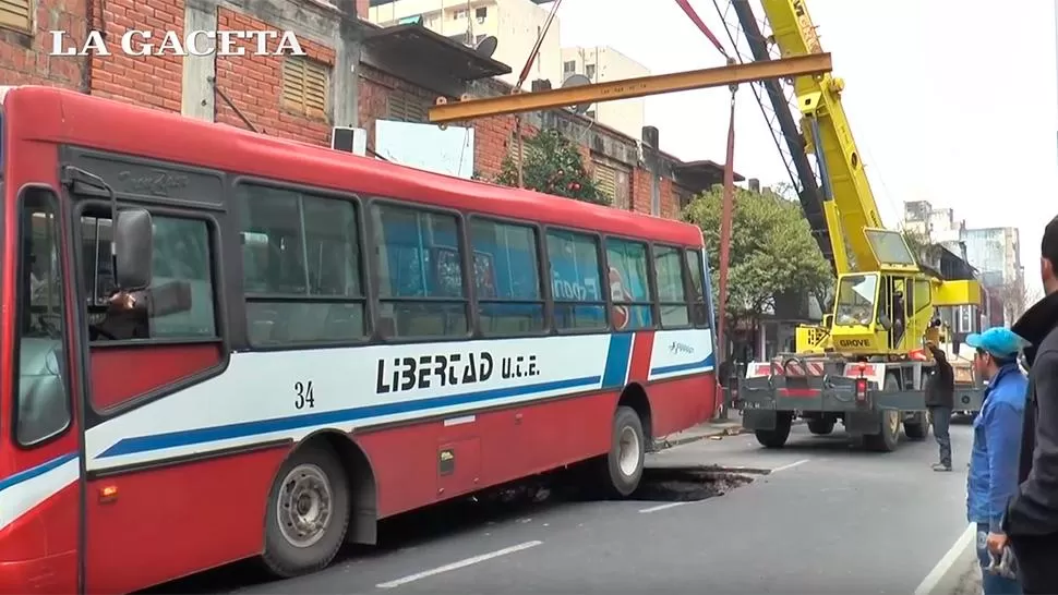 Video: así sacaron el colectivo que cayó a un cráter en calle Córdoba