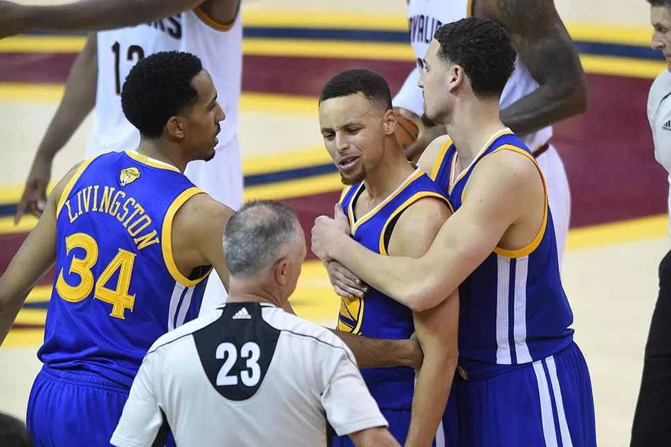 Anoche, LeBron James eclipsó su figura y Stephen Curry se quejó de los árbitros.
FOTO DE REUTERS