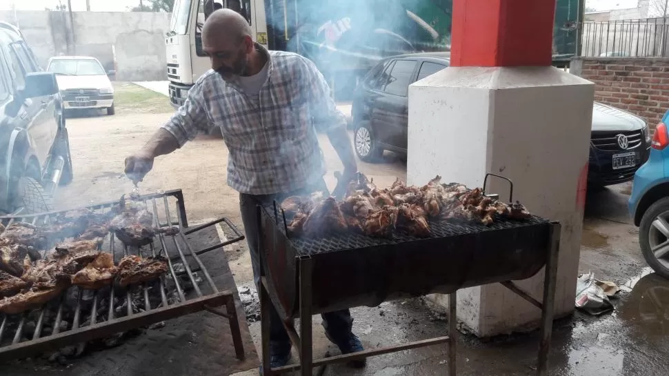 “SANTO” MENÚ. El pollo a la parrilla es un ritual impostergable en La Ciudadela. prensa san martín