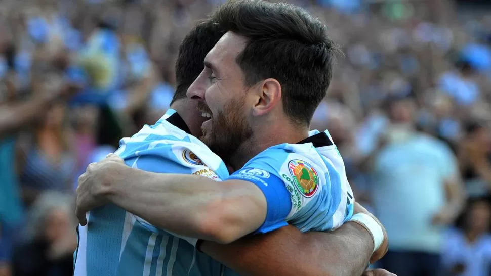 FESTEJO. Messi e Higuaín le dieron el pase a la final a la Argentina. FOTOS DE TÉLAM