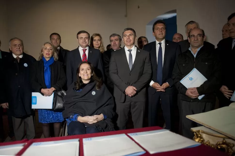 NUEVA FIRMA. Michetti (centro) encabezó la firma de un programa de trabajo junto a políticos y obispos. la gaceta / foto de Inés Quinteros Orio