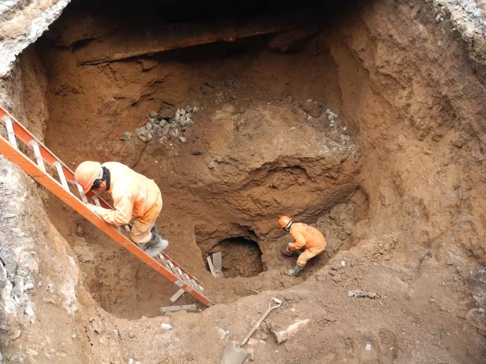 DENTRO DEL CRÁTER. Los operarios de la SAT excavaron hasta dejar al descubierto el caño colector, ubicado a siete metros de profundidad. la gaceta / foto de josé nuno