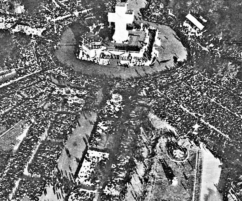 1934. La multitud se congregó en Palermo para la misa de cierre del primer encuentro internacional en Sudamérica.  