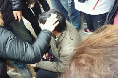 Reprimen a manifestantes durante el acto del Día de la Bandera que encabezó Macri