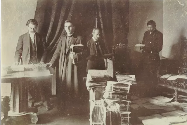 ANTIGUOS PAPELES. En 1915, Ricardo Rojas (izquierda) aparece revisando la documentación del Archivo de Jujuy. 