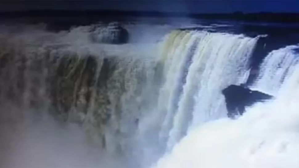 Video: un brasileño se arrojó a las Cataratas del Iguazú
