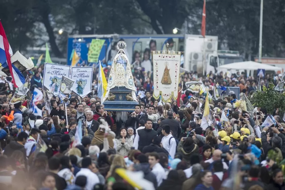 EN LA CIUDAD EUCARÍSTICA. Los fieles acompañan la imagen de la Virgen por el predio del hipódromo. la gaceta / foto de jorge olmos sgrosso 