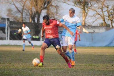 Newbery ganó el clásico y se afianzó en la cima