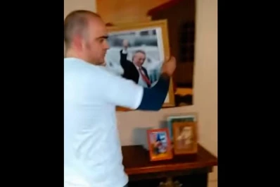 Video: un militante K descolgó un cuadro de Néstor Kirchner