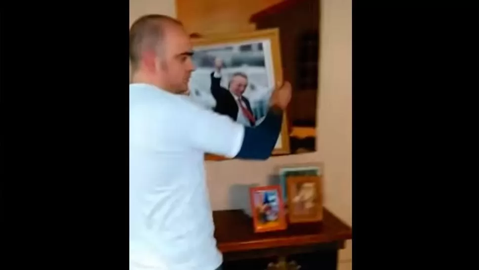 Video: un militante K descolgó un cuadro de Néstor Kirchner