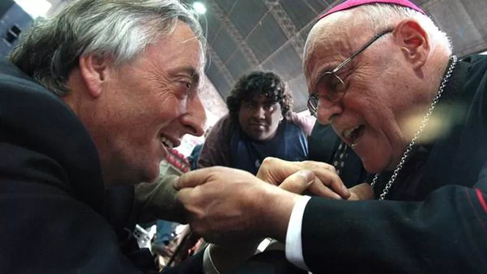 VIEJOS TIEMPOS. Monseñor Radrizzani y el ex presidente Néstor Kirchner. FOTO TOMADA DE CLARIN.COM