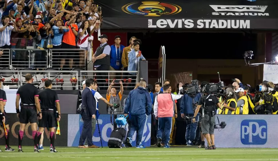 ESTÁS RODEADO. De pechera y jogging, Messi responde a iuna de las tantas atenciones que recibe en el estadio Levi’s de Santa Clara, California.  USA Today Sports