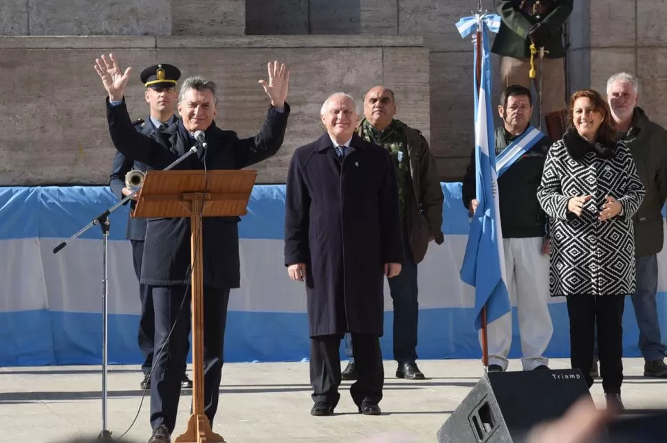 SOLEMNIDAD. Sin militantes, Macri lideró el acto patrio en Rosario. Télam