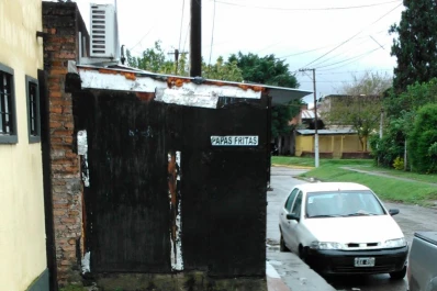 Donde estaba la vereda de Marcos Paz 3.200, ahora hay un quiosco