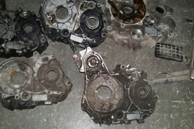 La Policía allanó un taller en Banda del Río Salí, secuestró cinco motores de motos y detuvo a su dueño