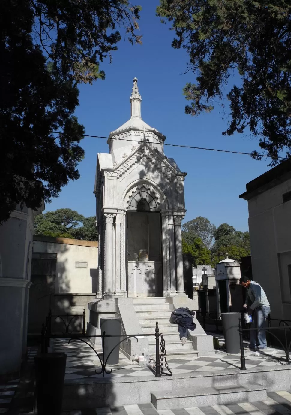 A LA ESPERA. En el Cementerio del Oeste ultiman los preparativos de la última morada de Monteagudo. LA GACETA / FOTO JOSÉ NUNO.