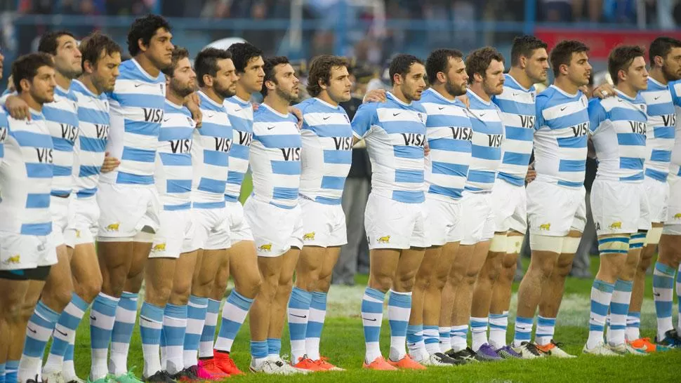 LOS PUMAS. El equipo, formado antes del partido contra Francia en la cancha de Atlético. ARCHIVO