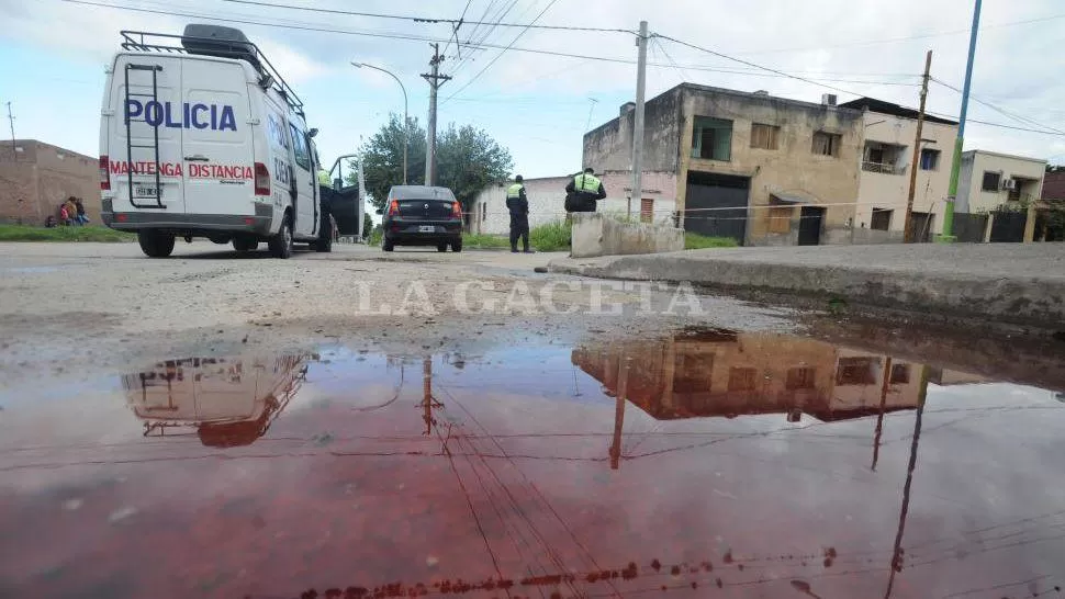 LA ESCENA. Policía Científica trabaja a metros de un charco que quedó teñido de rojo tras el ataque mortal. la gaceta / foto de diego araóz
