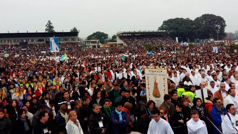 UNA MULTITUD. Se estima que unas 300.000 personas participaron de la última misa. FOTO TOMADA DE TWITTER.COM/CHANTALDIPETO
