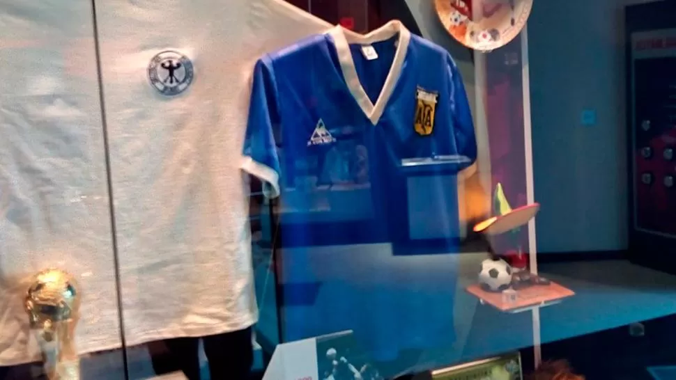La camiseta azul con la que Diego jugó ante Inglaterra está intacta en Manchester