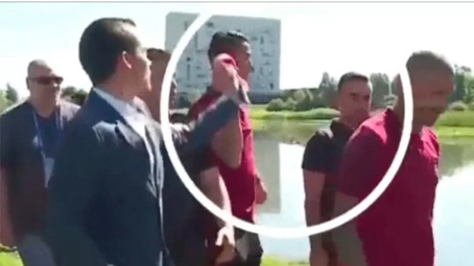 Mala onda: Cristiano Ronaldo arrojó a un lago el micrófono de un periodista
