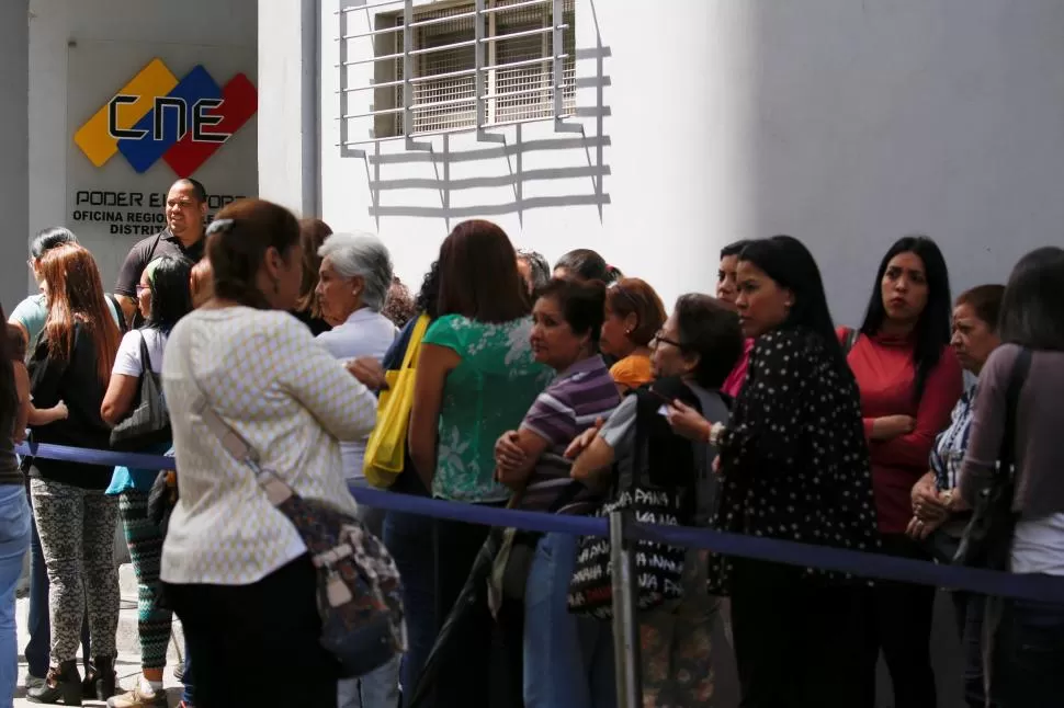 NO A MADURO. Los venezolanos se están presentando a confirmar su firma y su voto a favor del referéndum. Reuters