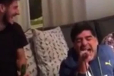 Video: Maradona canta para los amigos