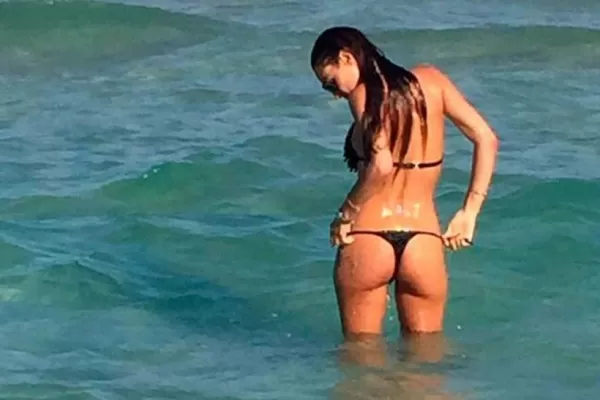 ¡Muy diosa! Pampita lució su lomazo en las playas de Miami