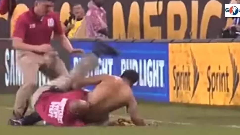 Video: tremendo tackle a un hincha colombiano que se metió a la cancha