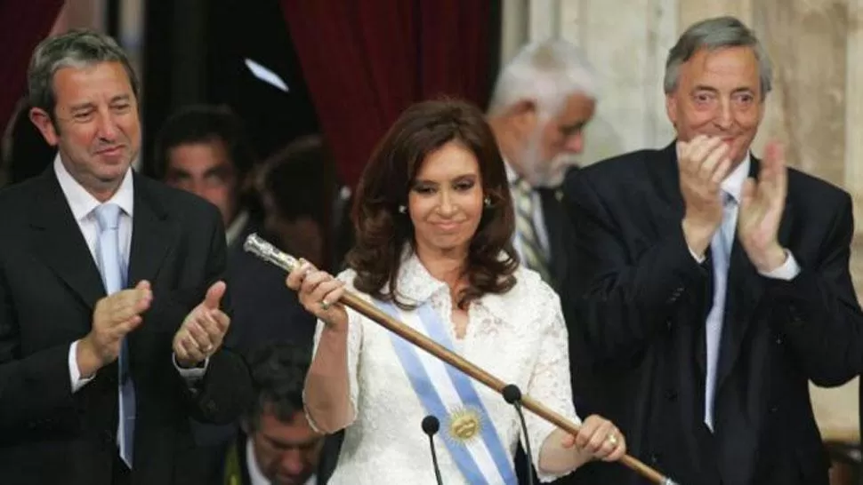 COBOS, CRISTINA Y NÉSTOR. La imagen corresponde al día de la asunción de Cristina a su primera presidencia. ARCHIVO