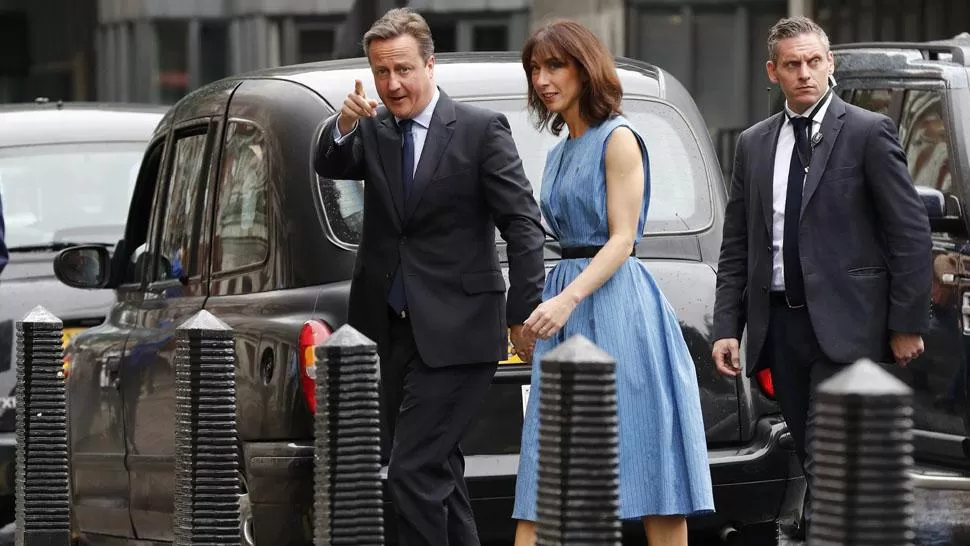 PRIMER MINISTRO. David Cameron y su esposa Samantha, cuando llegaban al lugar de votación. REUTERS