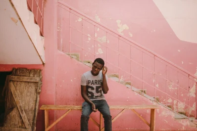 La desesperación los lleva a arriesgar su vida cruzando el mar