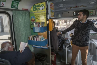 Por el mismo boleto, se ofrecen viaje y libro entre Tafí Viejo y la capital