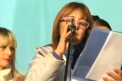 Abucheo, silbidos y polémica por el discurso de una maestra kirchnerista