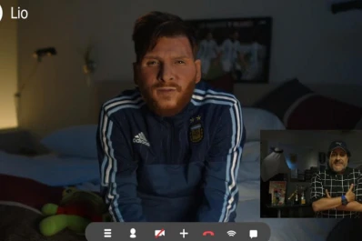 Bossi lo hizo otra vez: imitó a Messi y a Maradona a horas de la final