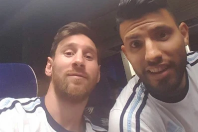 En micro y sin cenar, el palito de Agüero en el mensaje a Messi