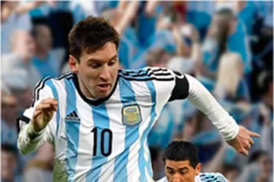 Maradona recordó a Fangio y saludó a Messi y a Riquelme