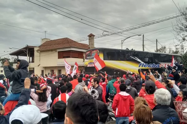 Video: los hinchas de San Martín despidieron al equipo en caravana