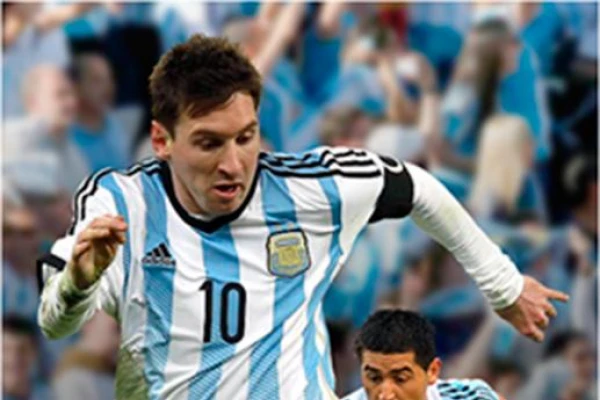 Maradona recordó a Fangio y saludó a Messi y a Riquelme