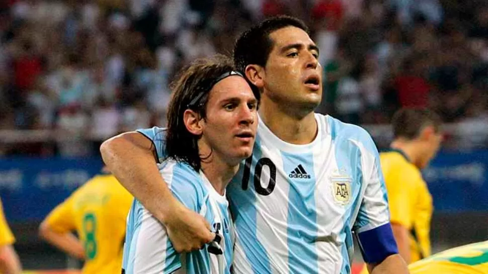 Riquelme y Messi, cuando fueron compañeros en la Selección.
FOTO TOMADA DE YOUTUBE.COM