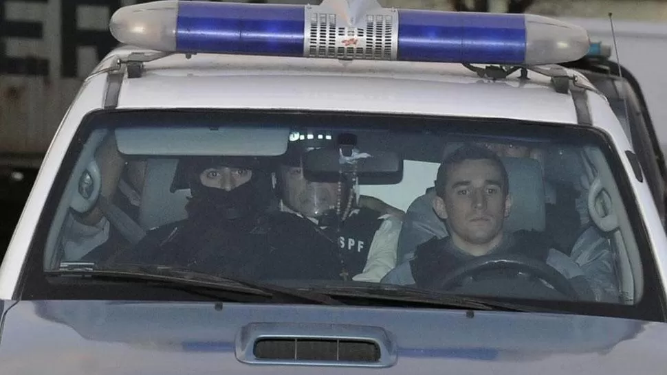 EN COMODORO PY. Lázaro Báez, dentro de un vehículo oficial fuertemente custodiado. FOTO TOMADA DE INFOBAE.COM.AR