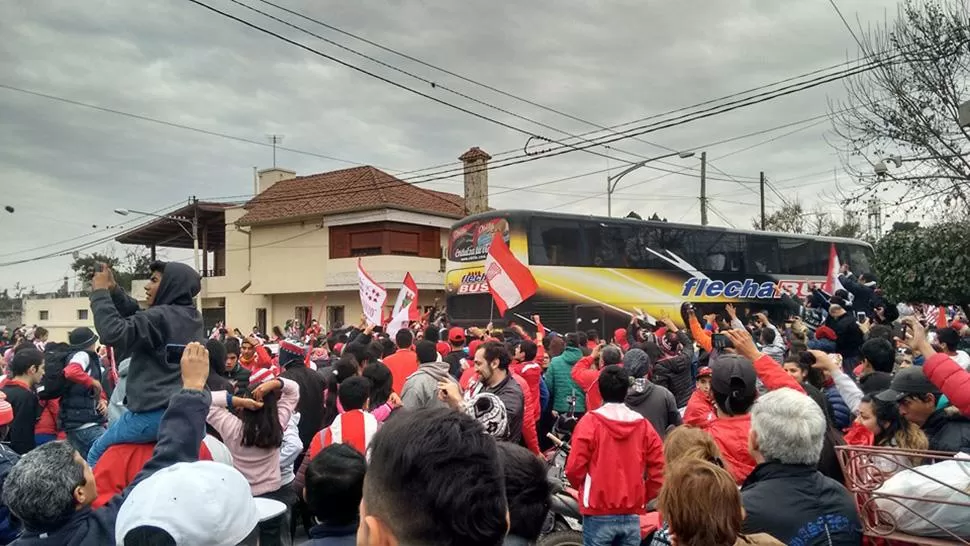Video: los hinchas de San Martín despidieron al equipo en caravana