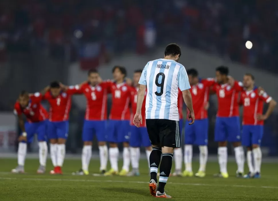 DURO RECUERDO. Higuaín es pura desazón tras errar el penal, durante la serie que decretó la derrota argentina en 2015. reuters