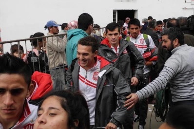 Una multitud le brindó una inolvidable despedida al plantel “Santo”