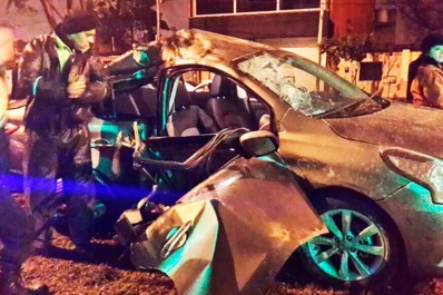 Un auto quedó destruido luego de protagonizar un accidente en Perón al 200
