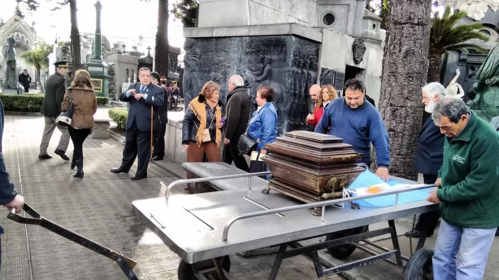 CEREMONIA. La urna con los restos del prócer es sacada del cementerio. foto gentileza de maria fernanda gomez guide