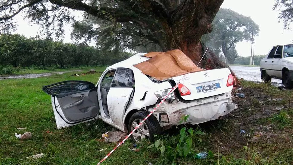 DURO IMPACTO. El Toyota Corolla resultó severamente dañado. LA GACETA / FOTOS DE ANALÍA JARAMILLO VÍA MÓVIL